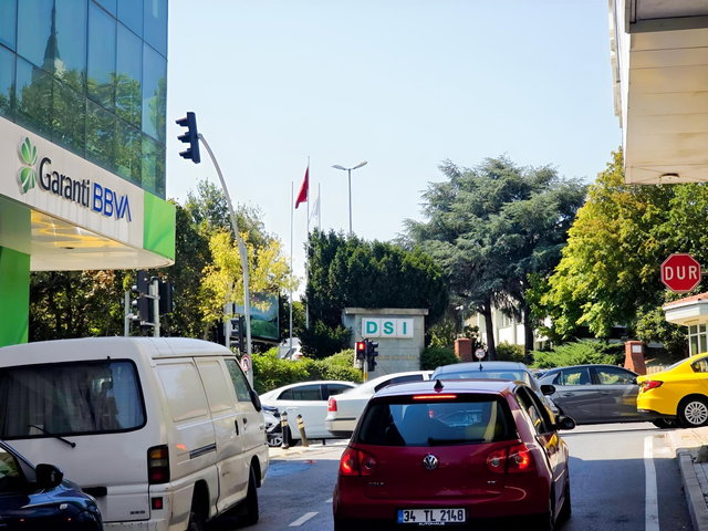 LİBADİYE CADDESİ SOKAĞINDA METROYA YAKIN 2+1 BALKONLU DAİRE