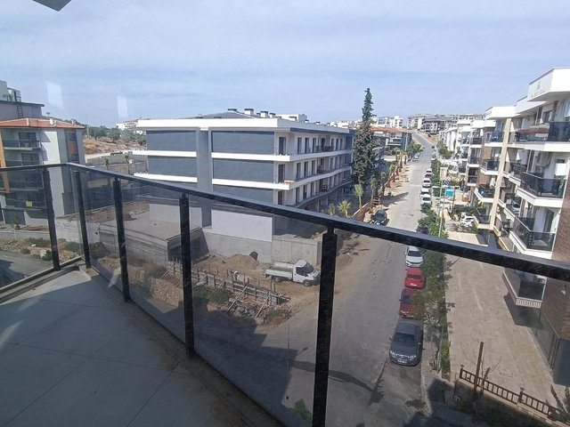 Kuşadası'nda, Satılık, Cadde manzaralı, Ferah 1+1 daire...