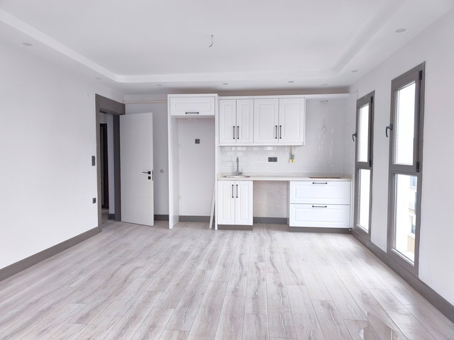 Kuşadası'nda, Satılık, Cadde manzaralı, Ferah 1+1 daire...