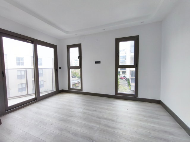 Kuşadası'nda, Satılık, Cadde manzaralı, Ferah 1+1 daire...