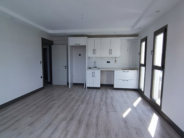 Kuşadası'nda, Satılık, Cadde manzaralı, Ferah 1+1 daire...