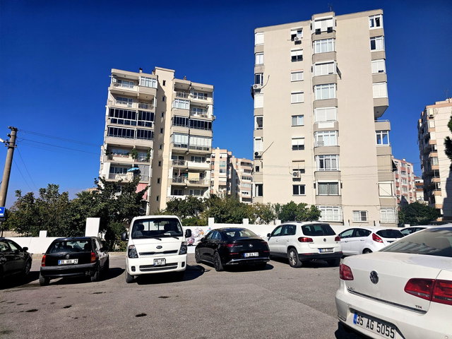 PAZAR YERİ YAKININDA SİTE İÇERİSİNDE ÖNÜ AÇIK SATILIK DAİRE.