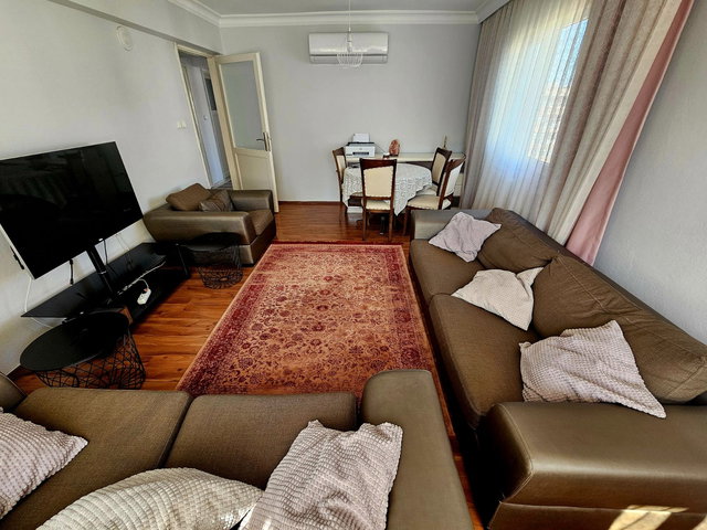 PAZAR YERİ YAKININDA SİTE İÇERİSİNDE ÖNÜ AÇIK SATILIK DAİRE.