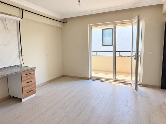 AKYAZI'DA SATILIK 1+1 DAİRE