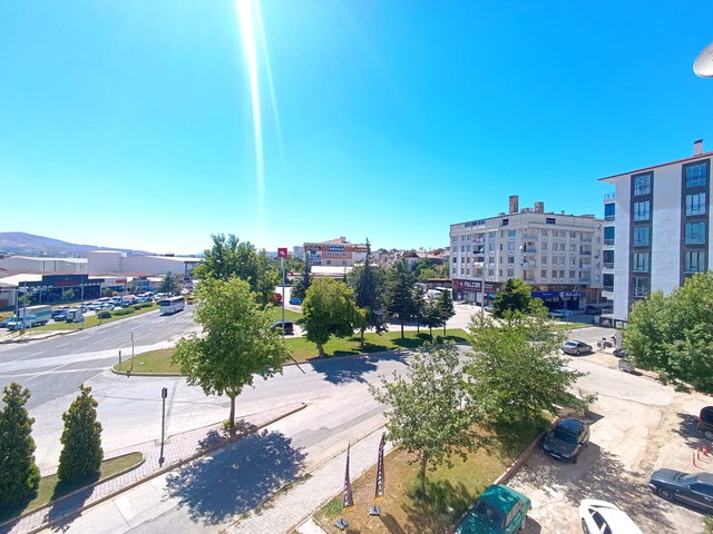 KURUMSALDAN ANA CADDE ÜZERİ KİRALIK ARA KAT 3+1