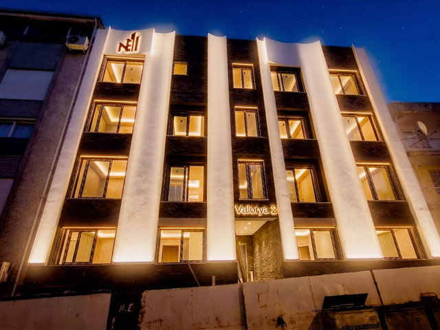 ÇİĞLİ'DE YENİ BİNA. NET 52m2,BAHÇE 28M2 ALANLI OLAN SATILIK 1+1