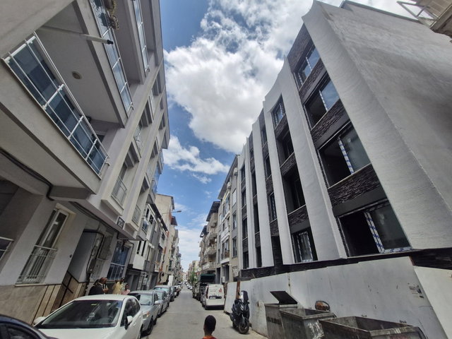 ÇİĞLİ'DE YENİ BİNA. NET 52m2,BAHÇE 28M2 ALANLI OLAN SATILIK 1+1