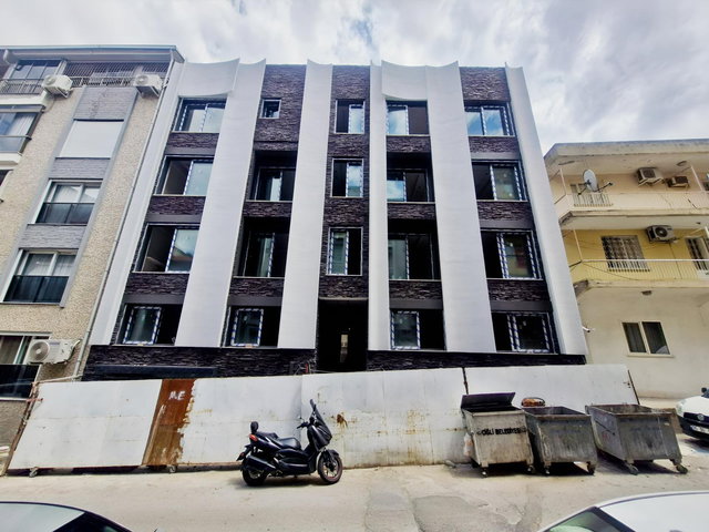 ÇİĞLİ'DE YENİ BİNA. NET 52m2,BAHÇE 28M2 ALANLI OLAN SATILIK 1+1