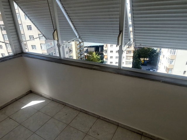 İÇERENKÖY MERKEZDE SEÇKİN SİTEDE 7/24 GÜVENLİKLİ 3+1 ARA KAT