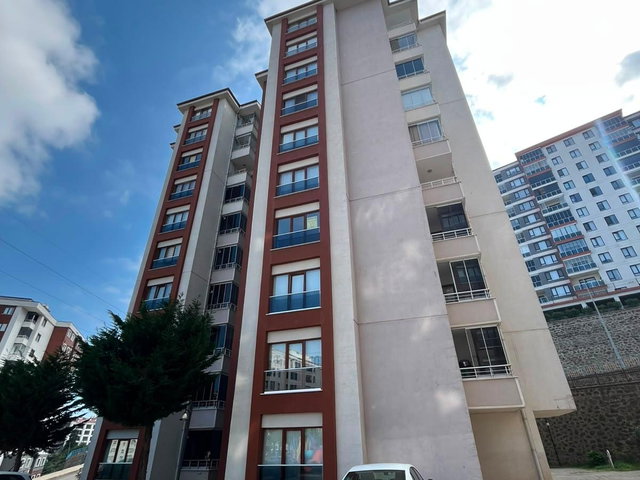 ÇUKURÇAYIR RÖNESASNS EVLERİ NDE GENİŞ VE TEMİZ KİRALIK DAİRE