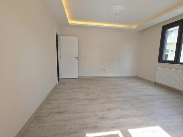 KULE'den | SIFIR - Otoparklı Binada Çarşıya Yakın 2+1 Ara Katlar