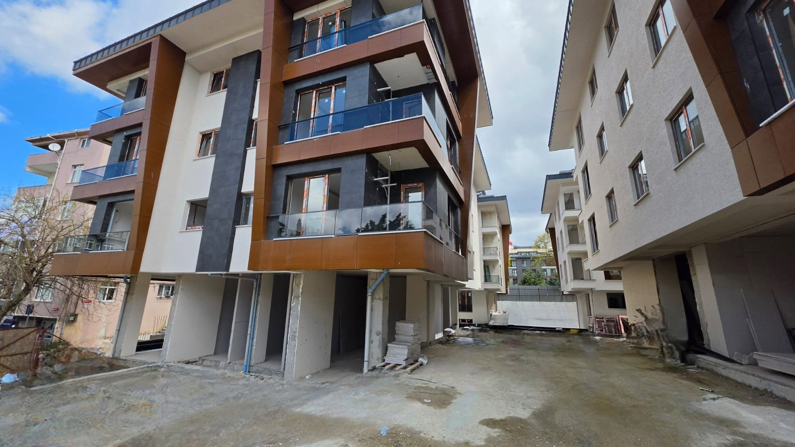 ÜSKÜDAR BURHANİYE MİHRİMAH KONAKLARINDA SATILIK 2+1 DAİRE