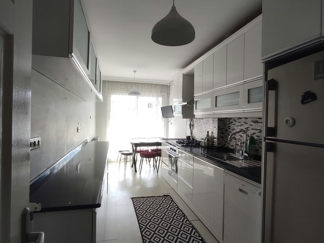 Bornova Merkez Ata Durağında Eşyalı Geniş Kiralık Daire