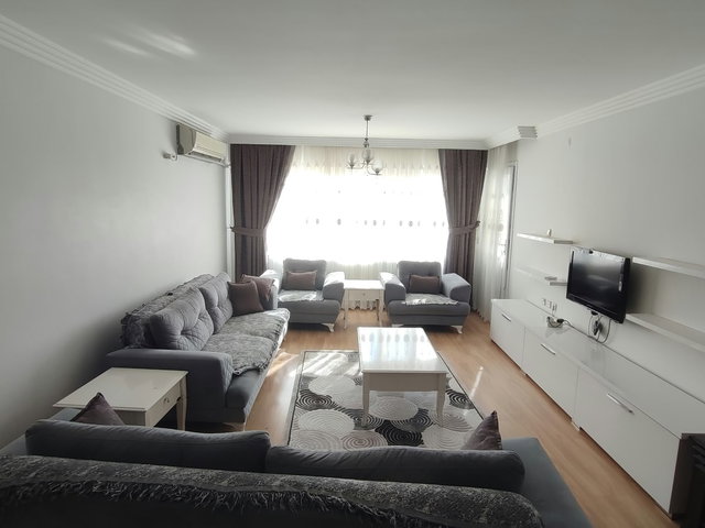 Bornova Merkez Ata Durağında Eşyalı Geniş Kiralık Daire