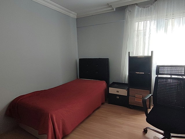 Bornova Merkez Ata Durağında Eşyalı Geniş Kiralık Daire