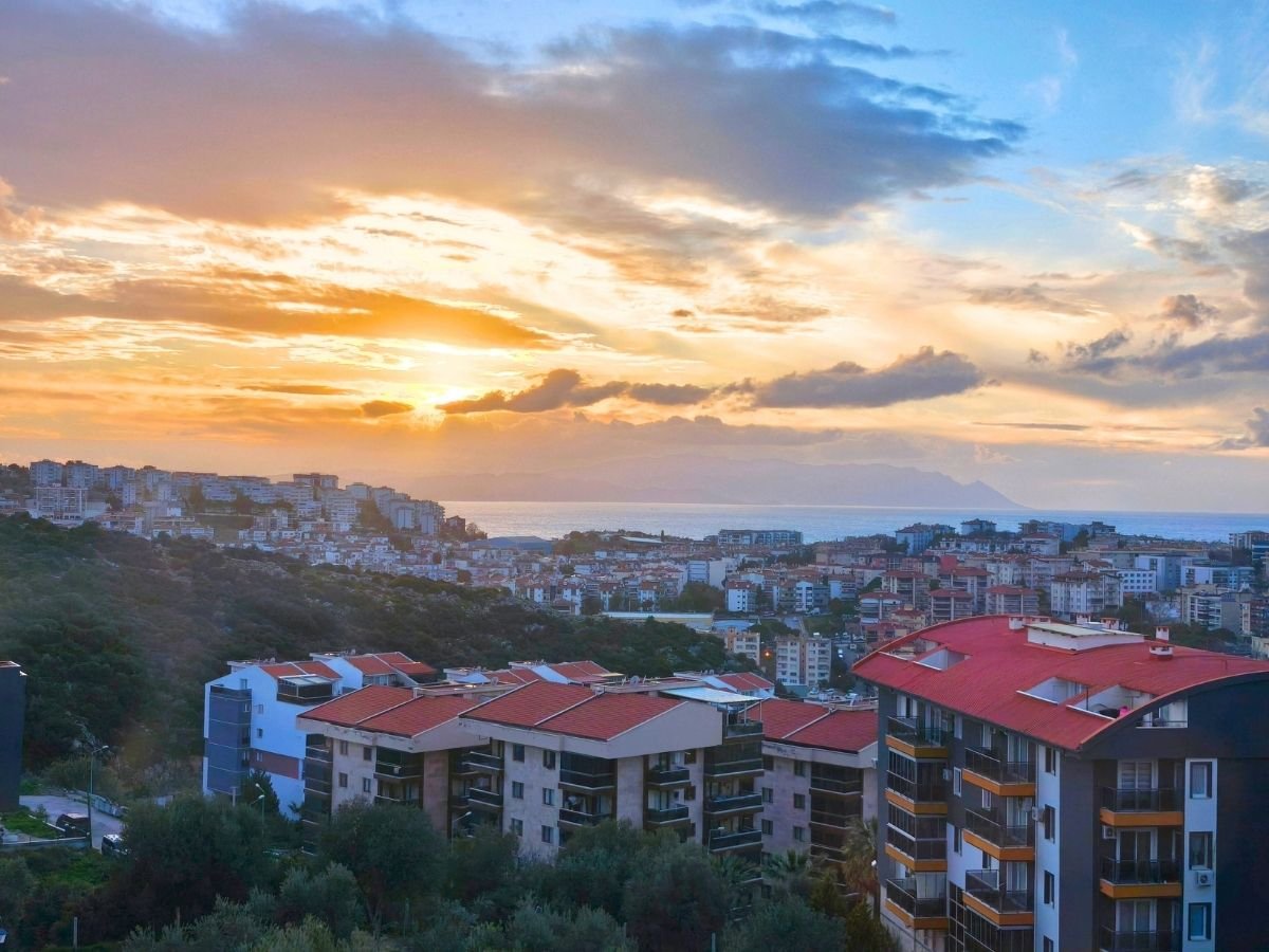 Kuşadası’nda Satılık Deniz ve Şehir Manzaralı, Bakımlı, 4+1 Dubleks Daire