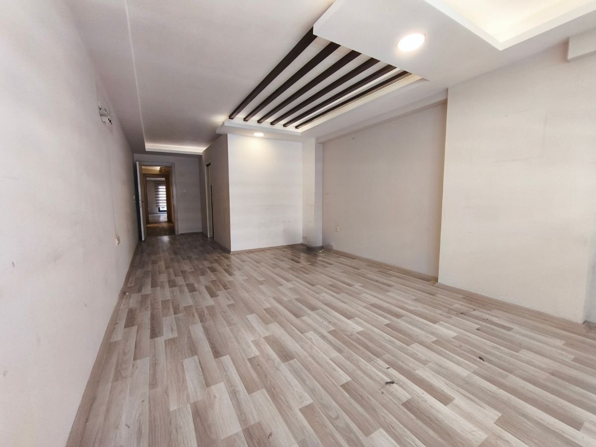 Kuşadası Merkezde, adliyeye yakın, taşıt trafiği olan sokakta ofis olarak kiralık daire
